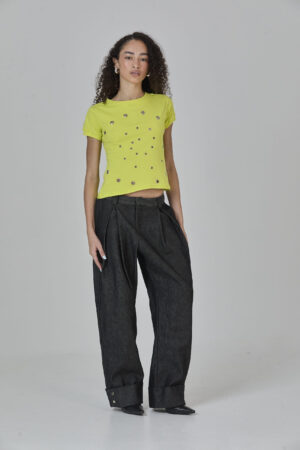 calça jeans com pregas